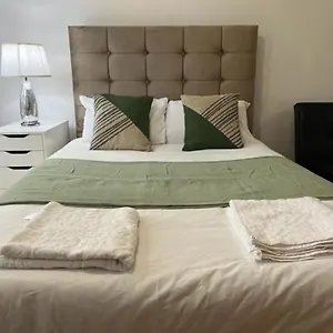  Apartamento Ensuite With Kitchen Ext Large With Balcony In Zone 2 Reino Unido